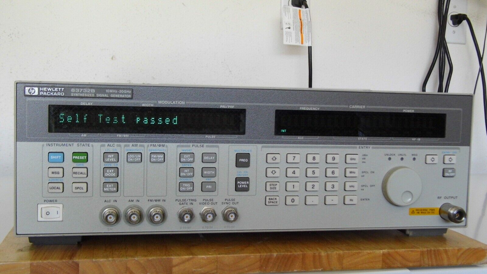 Agilent HP 83732B 1E1, 1E5 &1E8 20GHz Synth. CW Generator Agilent HP 83732B 1E1, 1E5 &1E8 20GHz Synth. CW Generator